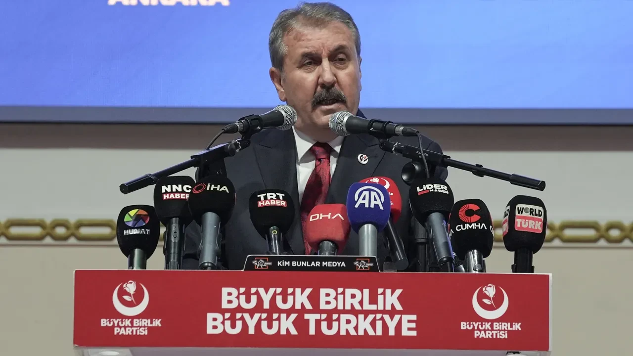 Mustafa Destici'den hükümete kadınlar için arife tatili çağrısı