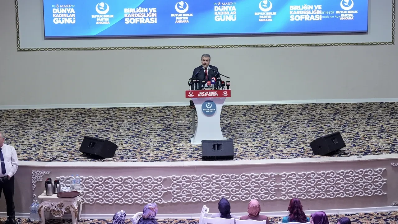 Mustafa Destici'den hükümete kadınlar için arife tatili çağrısı