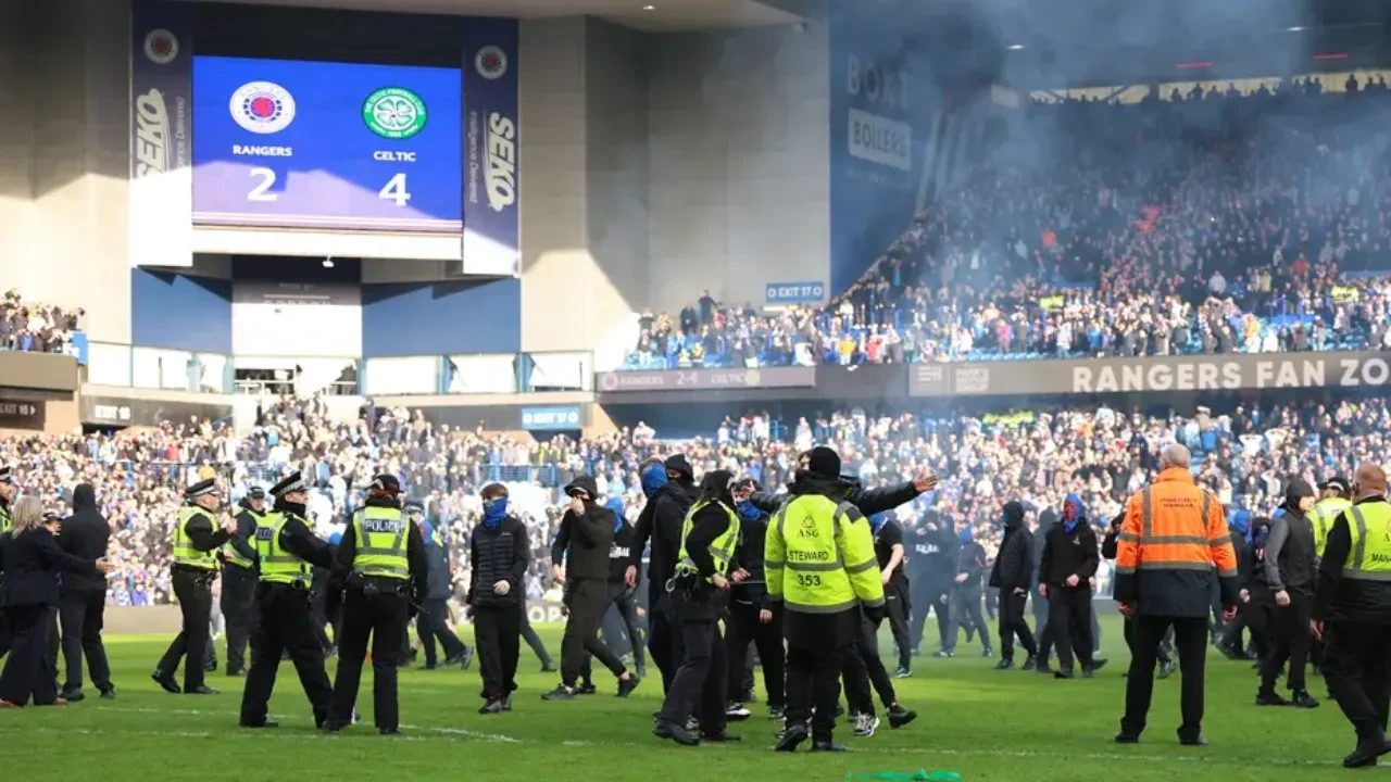 Rangers-Celtic derbisinde saha karıştı!