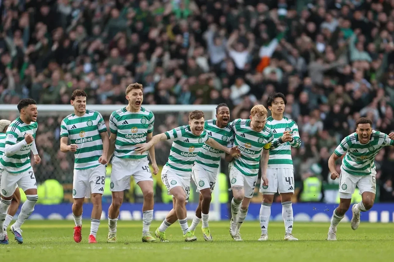Rangers-Celtic derbisinde saha karıştı!