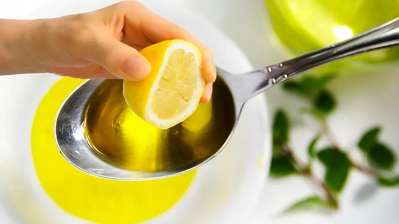 Sahurdan önce aç karnına bir yemek kaşığı zeytinyağı ve limon içerseniz! İnanılmaz sonuçlar