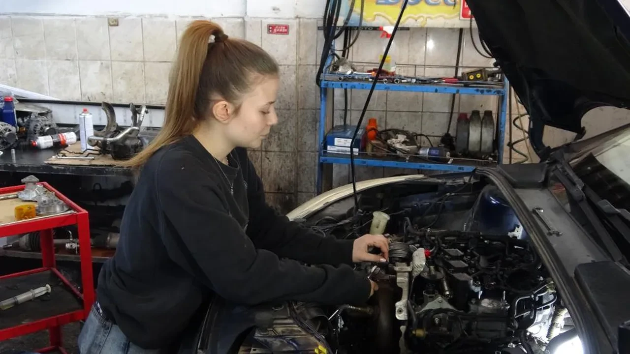 Sanayinin 17 yaşındaki kadın ustası: Antalyalı Selen, baba mesleğini devraldı, şanzıman söküp takıyor!