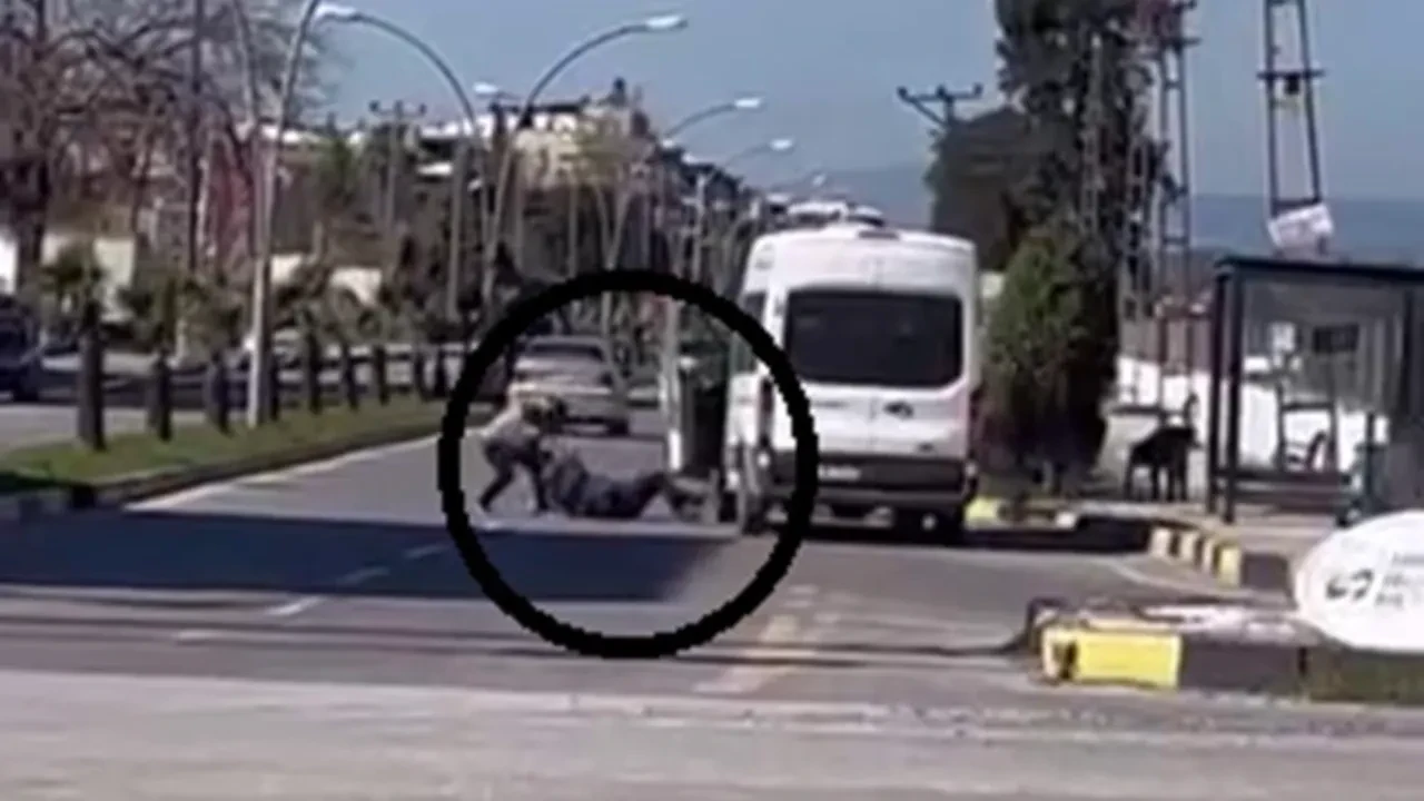 Yere yatırdığı minibüs şoförünü defalarca yumrukladı! Korku dolu anlar kamerada