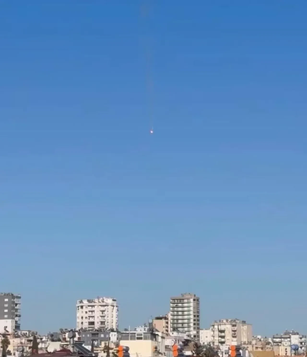 Adana semalarında ilginç görüntü: Yanarak düşen cisim kameraya yansıdı