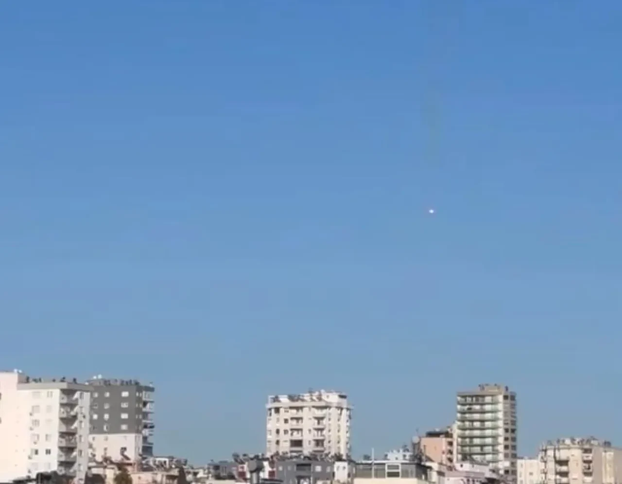 Adana semalarında ilginç görüntü: Yanarak düşen cisim kameraya yansıdı