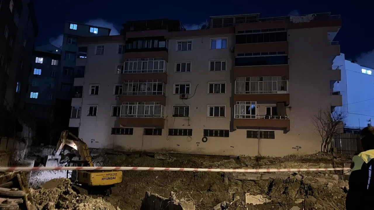 Bahçelievler'de korku dolu anlar: Binanın zemini boşaldı, apartman acil tahliye edildi