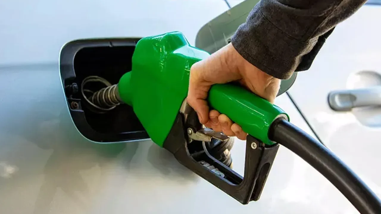Benzin ve motorine zam beklenirken petrol fiyatları düştü! İşte ABD-İran savaşı ortasında güncel brent petrol fiyatı