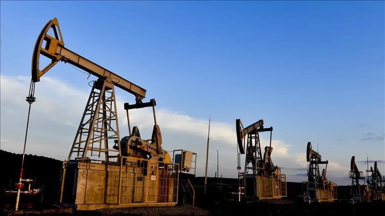 Benzin ve motorine zam beklenirken petrol fiyatları düştü! İşte ABD-İran savaşı ortasında güncel brent petrol fiyatı