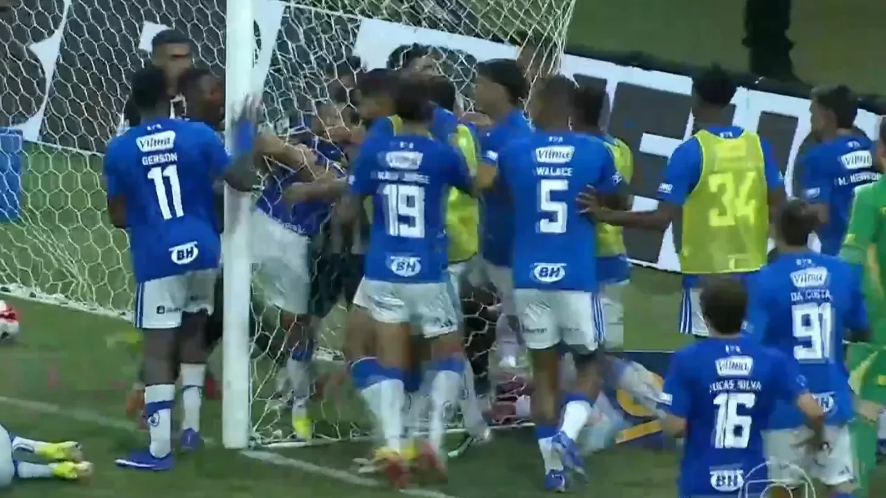 Brezilya’da olaylı derbi! Cruzeiro - Atletico Mineiro karşılaşmasında ortalık savaş alanına döndü: Tam 23 kırmızı kart çıktı