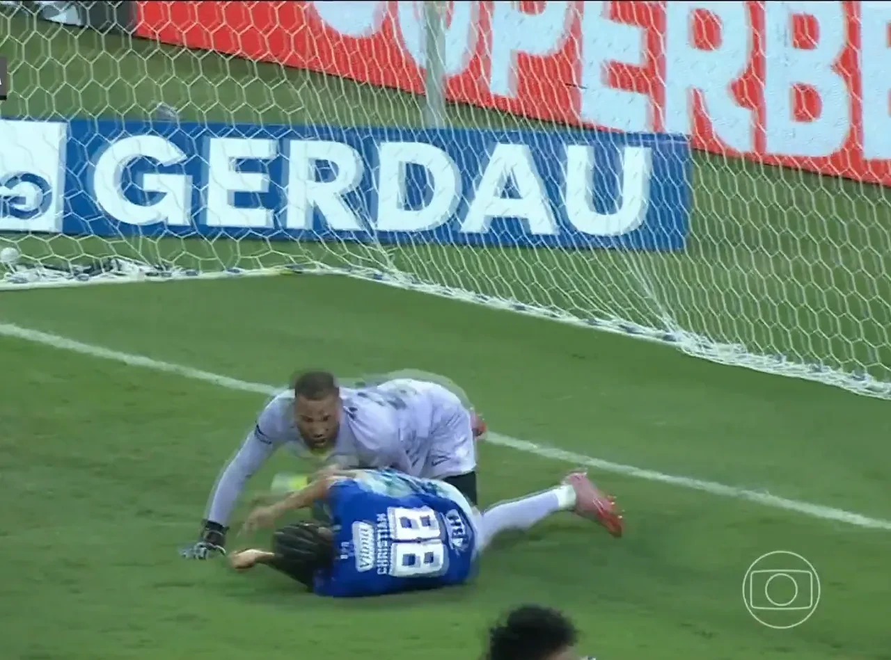 Brezilya’da olaylı derbi! Cruzeiro - Atletico Mineiro karşılaşmasında ortalık savaş alanına döndü: Tam 23 kırmızı kart çıktı