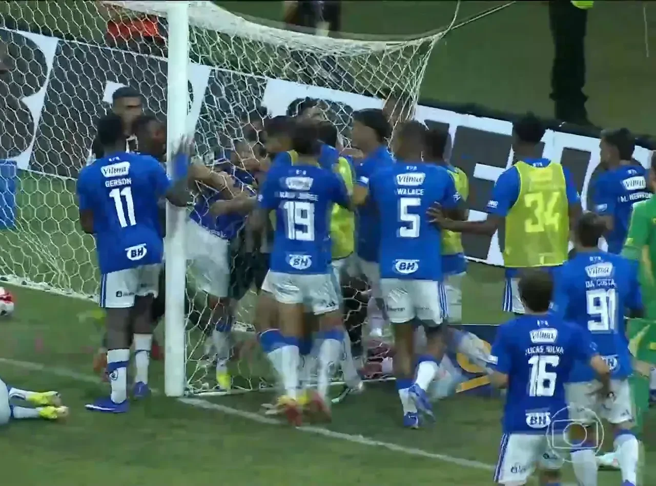 Brezilya’da olaylı derbi! Cruzeiro - Atletico Mineiro karşılaşmasında ortalık savaş alanına döndü: Tam 23 kırmızı kart çıktı
