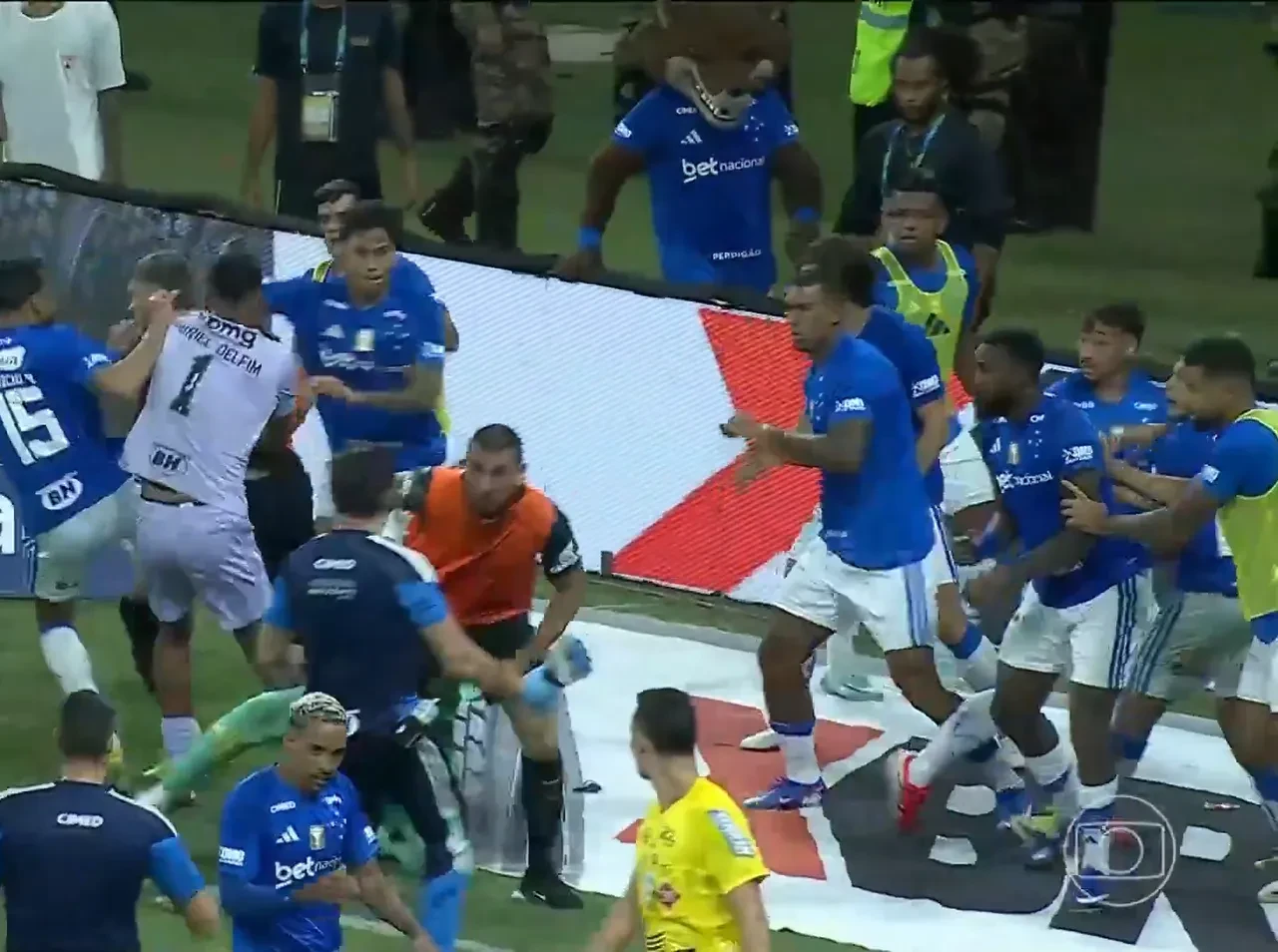 Brezilya’da olaylı derbi! Cruzeiro - Atletico Mineiro karşılaşmasında ortalık savaş alanına döndü: Tam 23 kırmızı kart çıktı