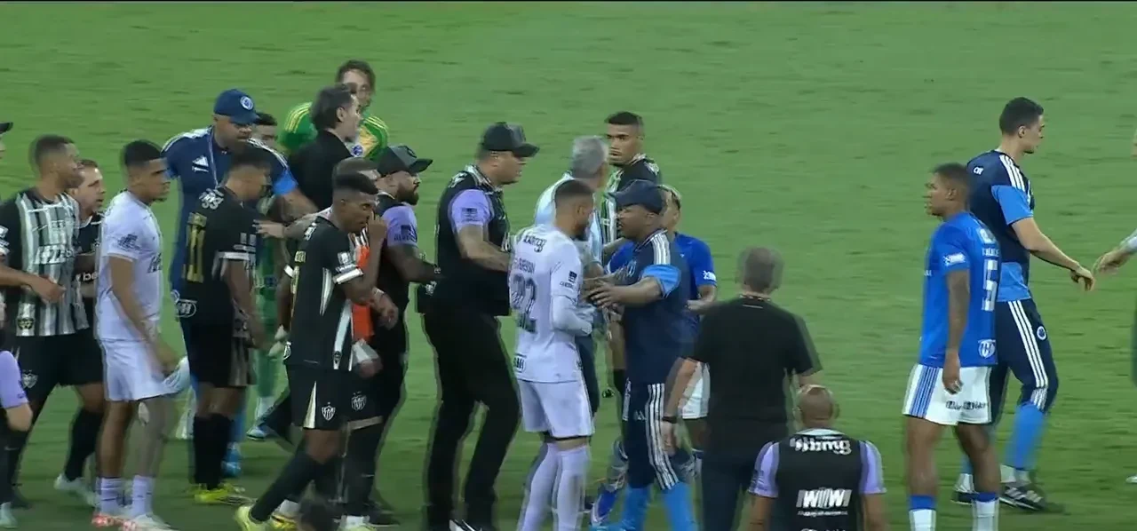 Brezilya’da olaylı derbi! Cruzeiro - Atletico Mineiro karşılaşmasında ortalık savaş alanına döndü: Tam 23 kırmızı kart çıktı