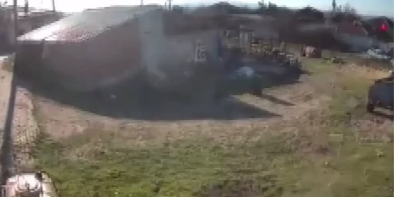 Deprem önce sarstı, sonra trafo patladı: O anlar kamerada