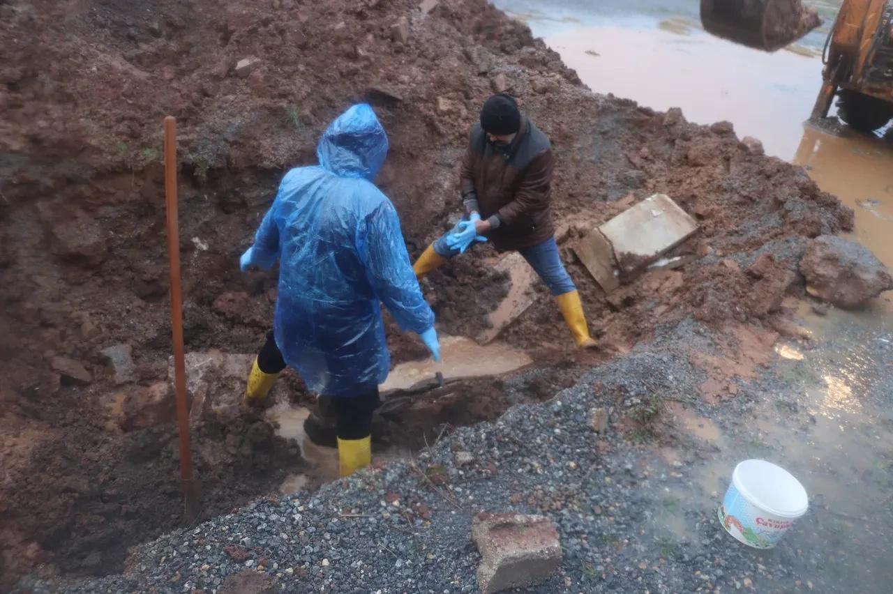 Eşinin mezarından yıllardır aradığı kızı çıktı: Depremde tüm ailesini kaybeden babanın umutlu bekleyişi acıyla son buldu