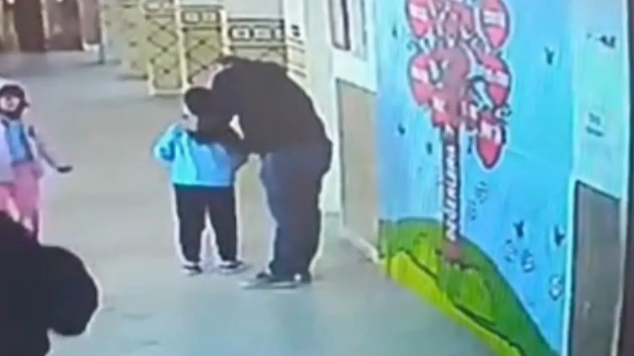 Heimlich manevrası ile hayatını kurtardı! Öğretmen, öğrencinin yardımına koştu