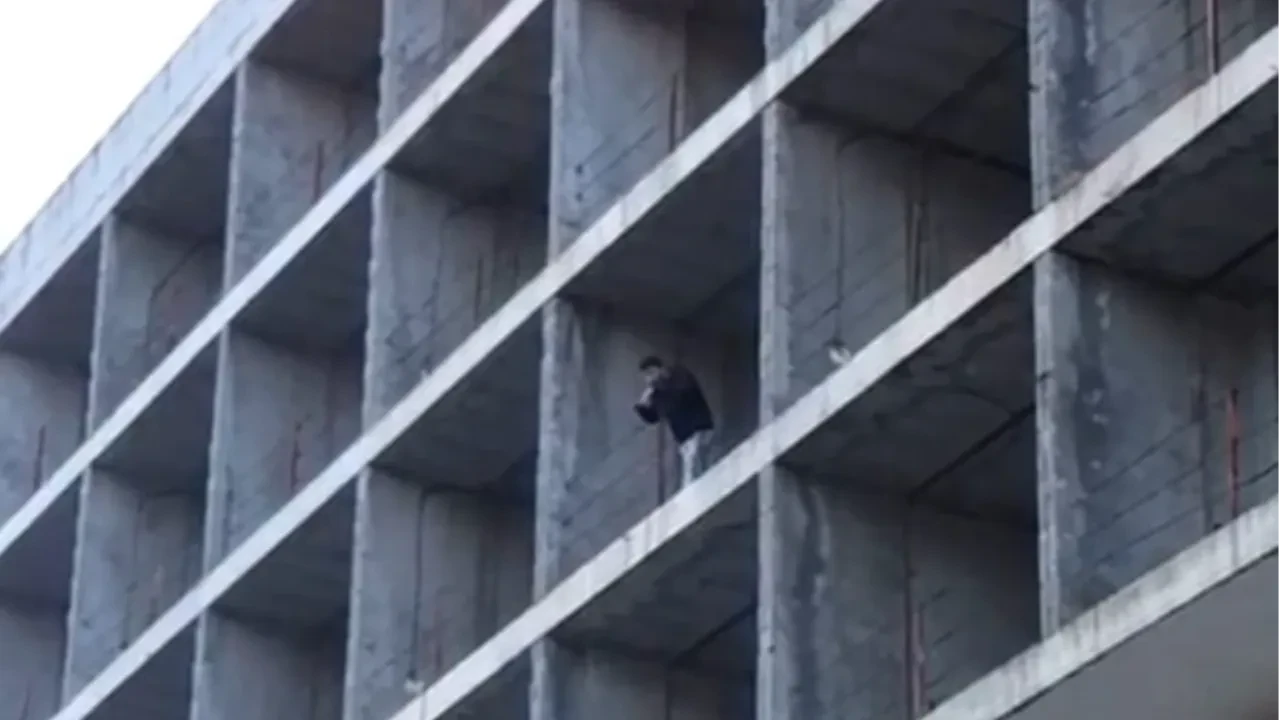 Jandarmanın ‘Dur’ ihtarına uymadı: 309 bin TL’lik cezayı görünce inşaatın çatısına çıktı