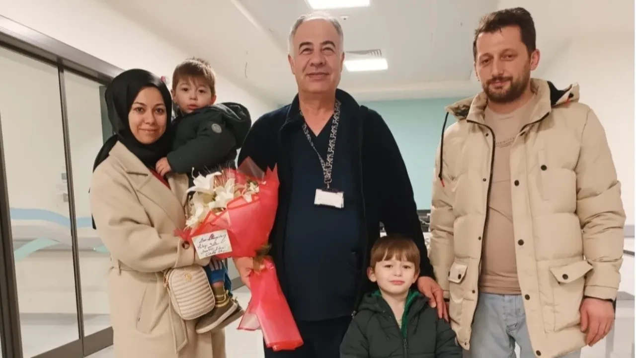 Küçük çocuğun boğazına şeker kaçtı! Heimlich sayesinde hayata döndürüldü