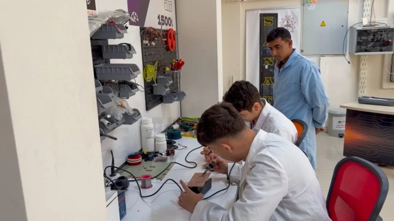 Lise öğrencileri, yoklamada kağıt kalem devrini geliştirdikleri dijital sistemle kapattı