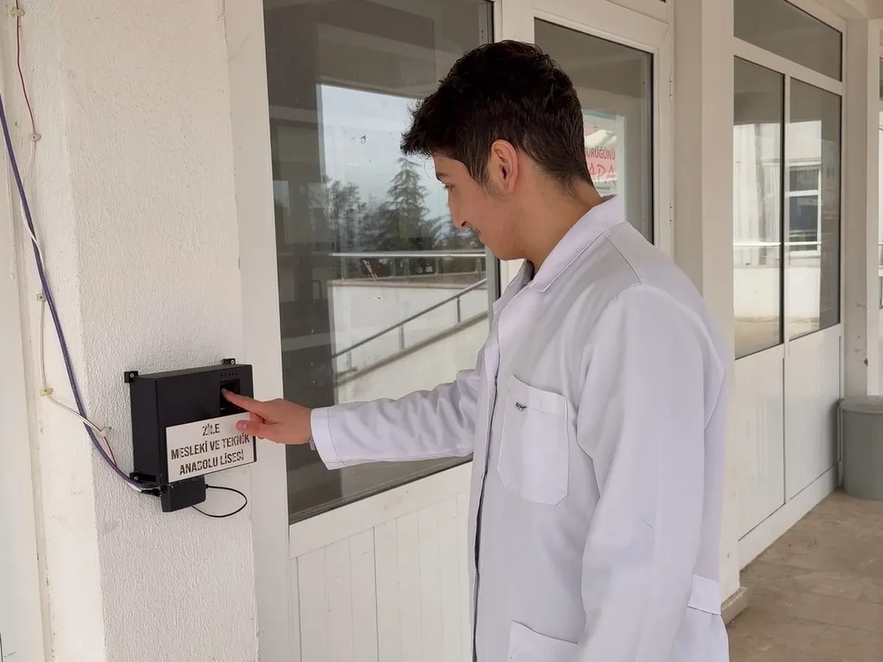 Lise öğrencileri, yoklamada kağıt kalem devrini geliştirdikleri dijital sistemle kapattı