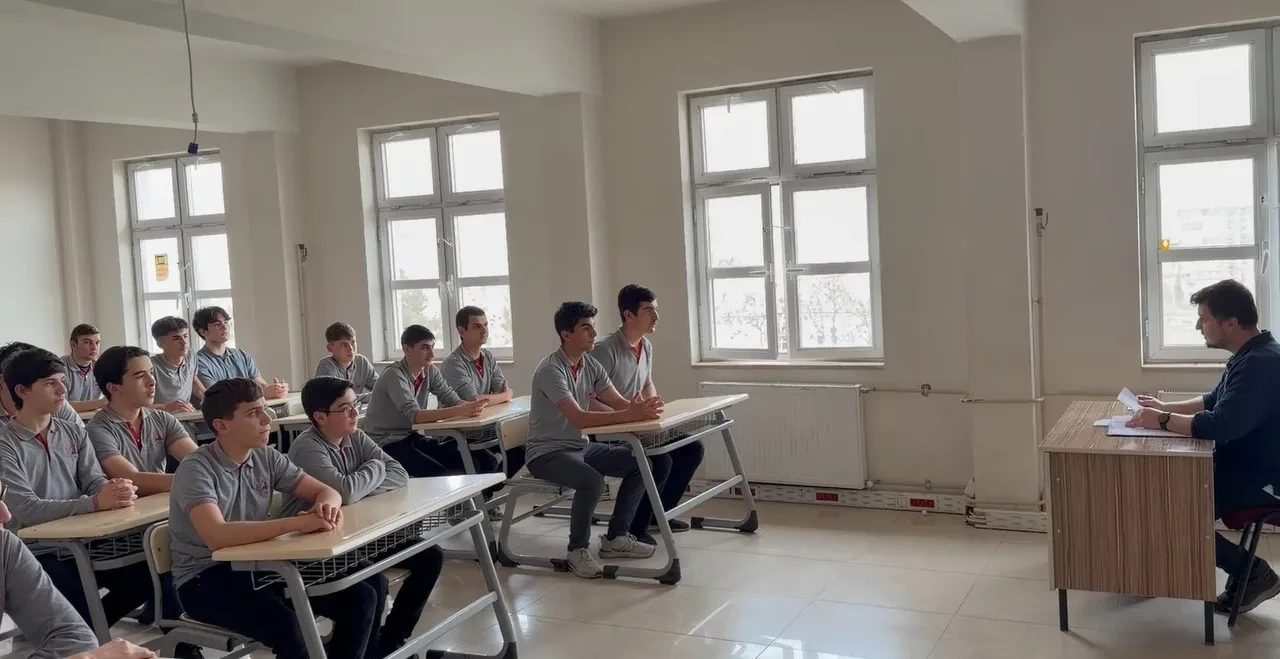 Lise öğrencileri, yoklamada kağıt kalem devrini geliştirdikleri dijital sistemle kapattı