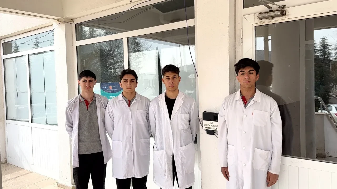 Lise öğrencileri, yoklamada kağıt kalem devrini geliştirdikleri dijital sistemle kapattı