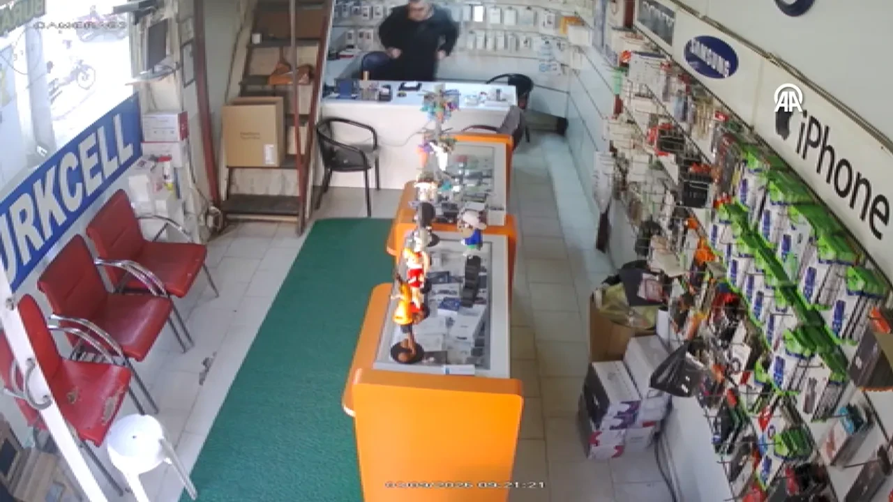 Manisa’da deprem anı kamerada!