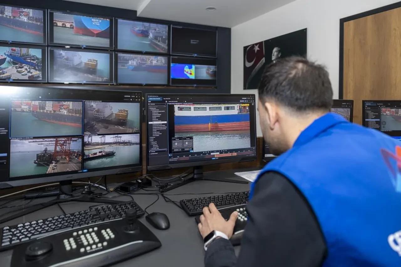 Mersin'de denizi kirleten gemiye 13 milyonluk tokat: EGDS sistemi affetmedi, gemi rıhtıma bağlandı!