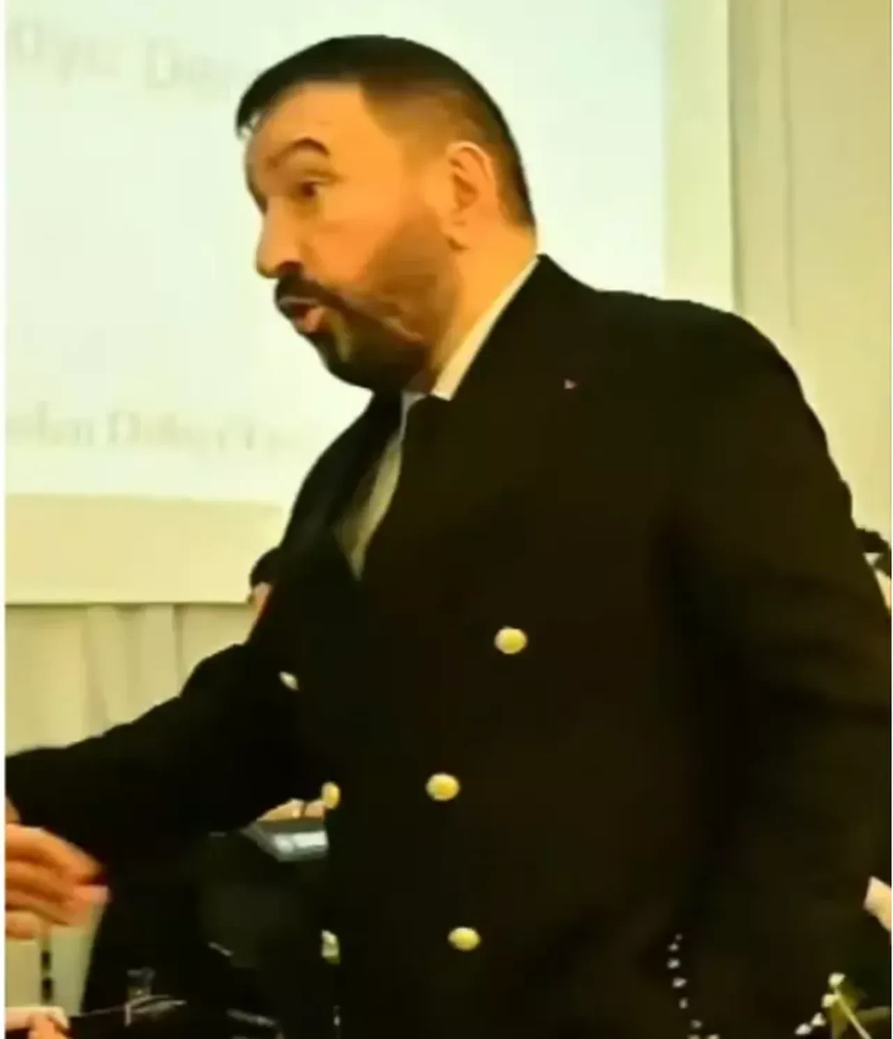 Mustafa Topaloğlu seyircisiyle tartıştı! Uyarıya sinirlenip sahneyi terk etti