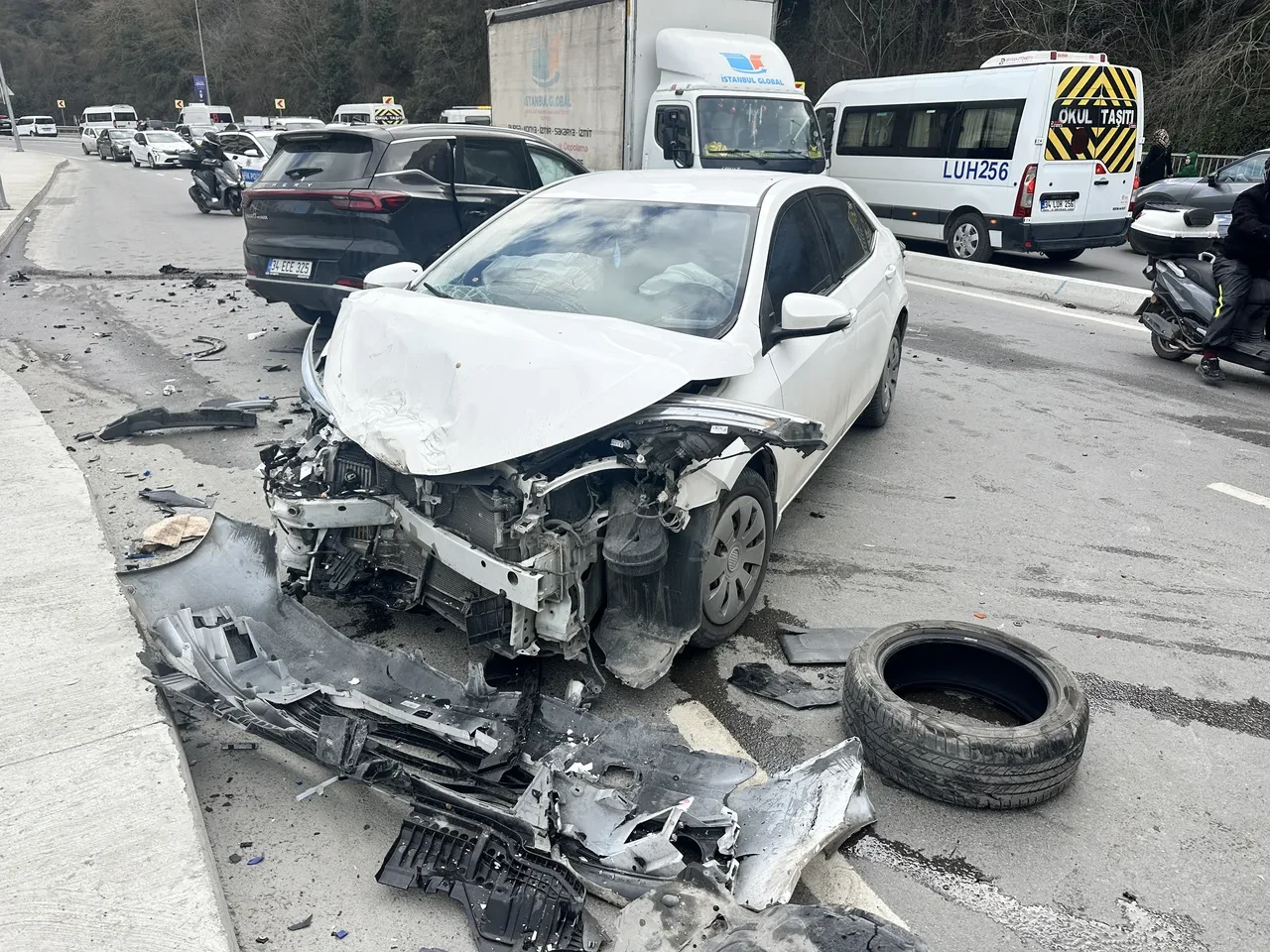 Otomobil karşı şeride geçti, 4 araç birbirine girdi! Sarıyer'de feci kaza