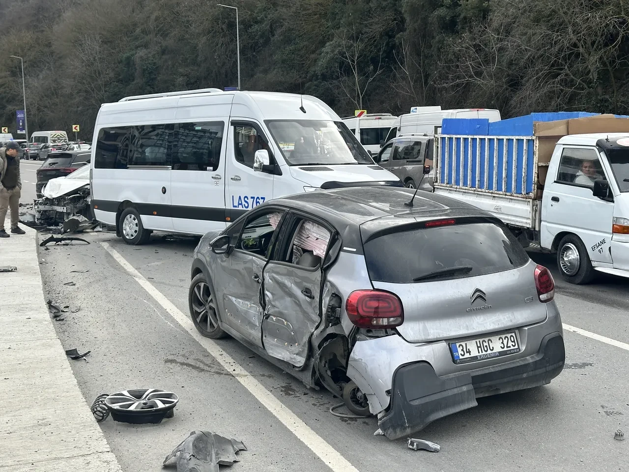 Otomobil karşı şeride geçti, 4 araç birbirine girdi! Sarıyer'de feci kaza