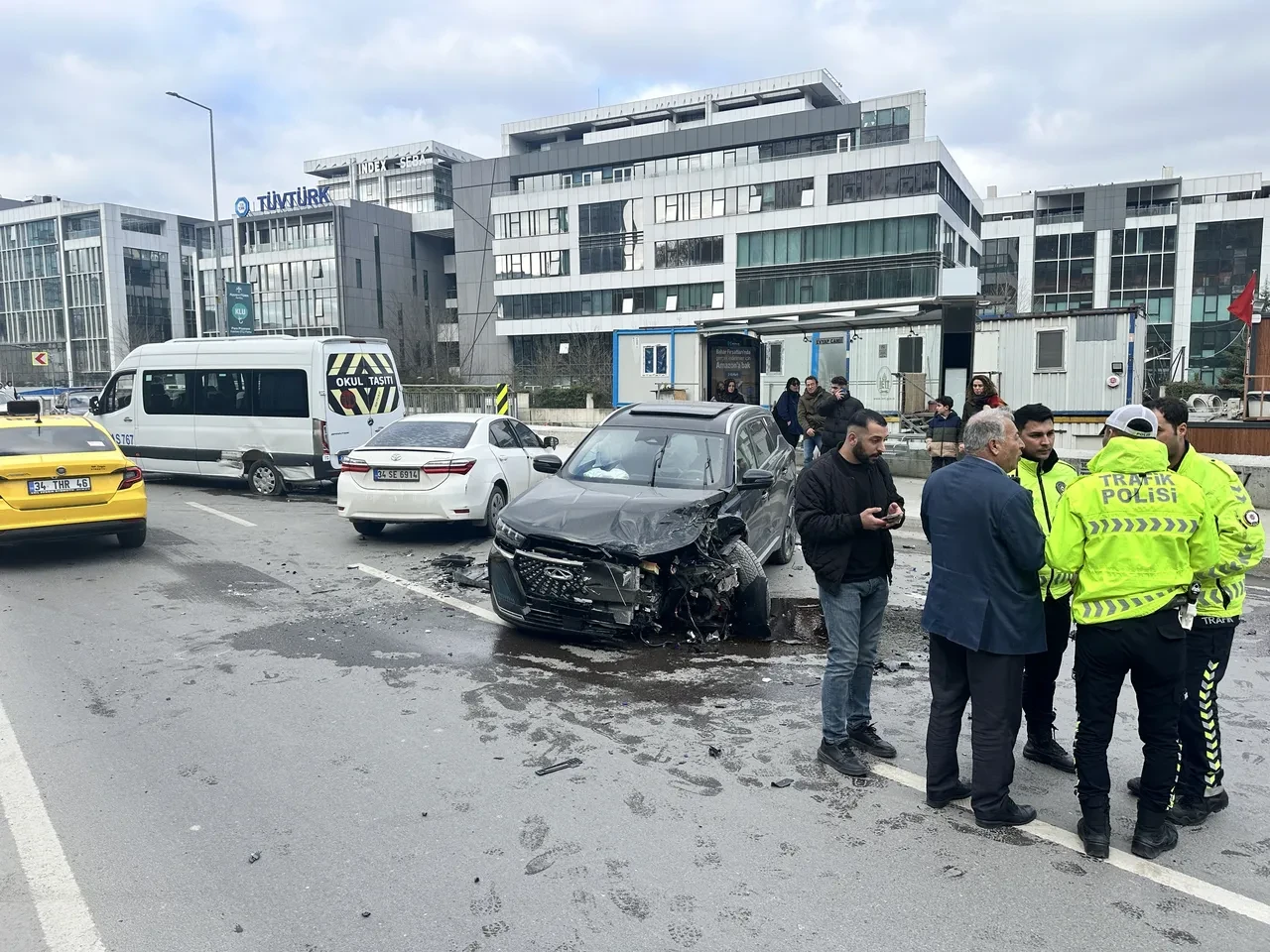 Otomobil karşı şeride geçti, 4 araç birbirine girdi! Sarıyer'de feci kaza