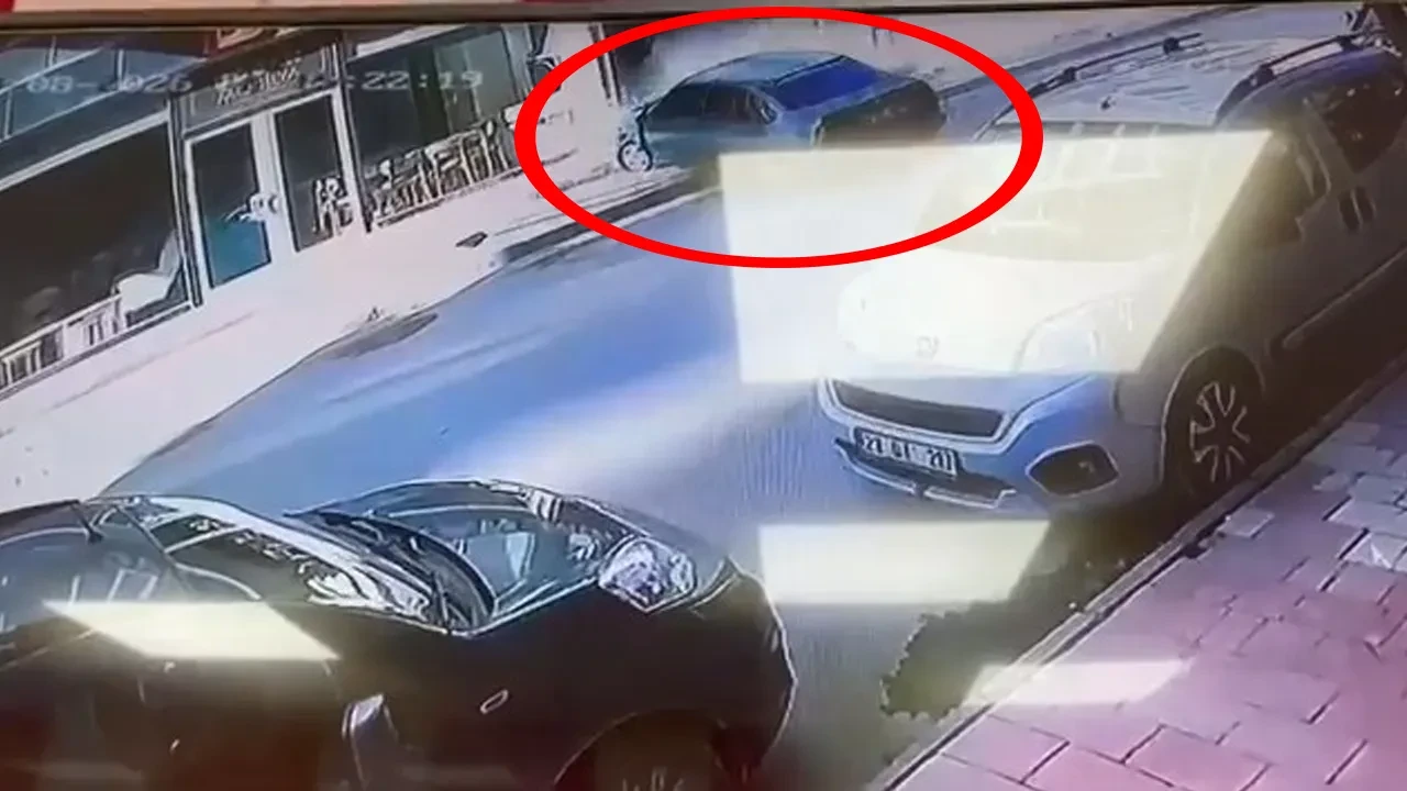 Otomobil mağazaya daldı, kaza anı kameraya yansıdı