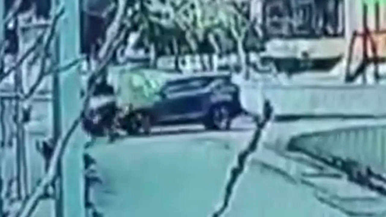 Otomobille çarpıştılar ölümden döndüler! Motosiklet ile otomobilin karıştığı kaza kamerada