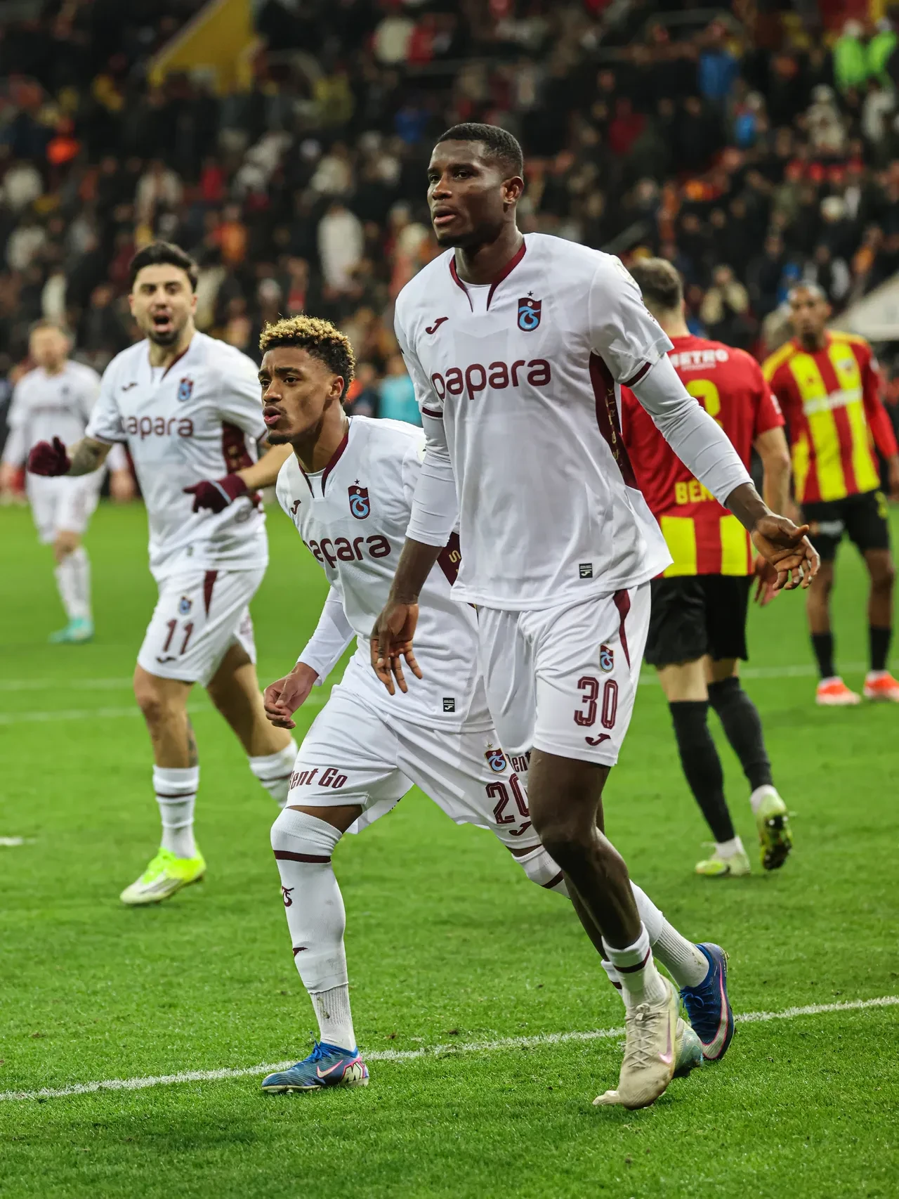 Trabzonspor Kayserispor deplasmanında da kazandı ve Fenerbahçe'yi takibini sürdürdü!