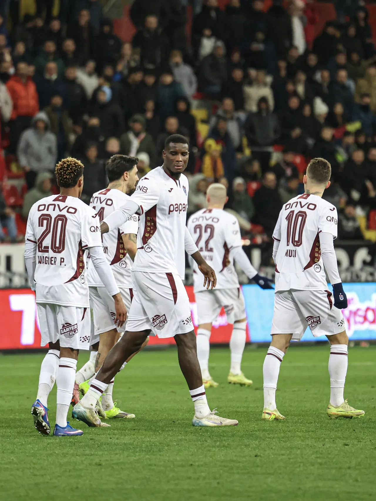 Trabzonspor Kayserispor deplasmanında da kazandı ve Fenerbahçe'yi takibini sürdürdü!