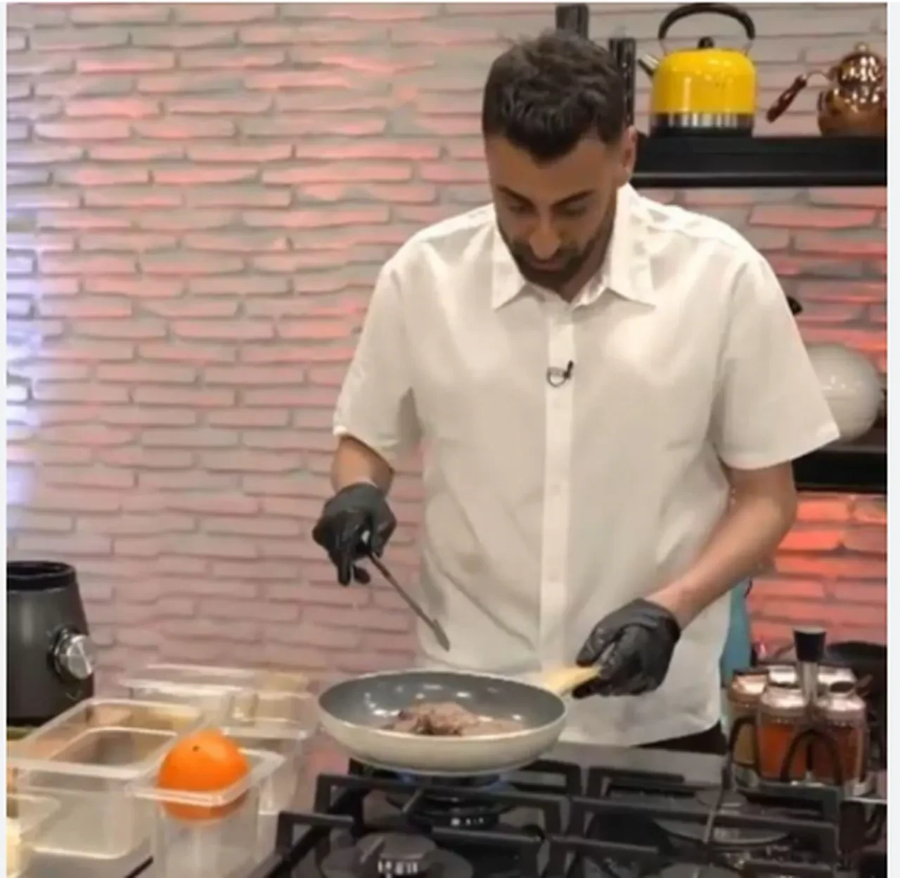 Ünlü şef Batuhan Ergül ilk ısırıkta kabusu yaşadı! Apar topar hastaneye kaldırıldı