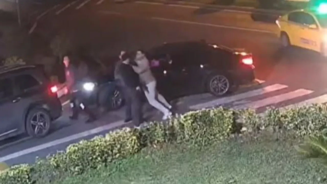 Yol verme tartışmasında silah çekti! O anlar anbean kamerada