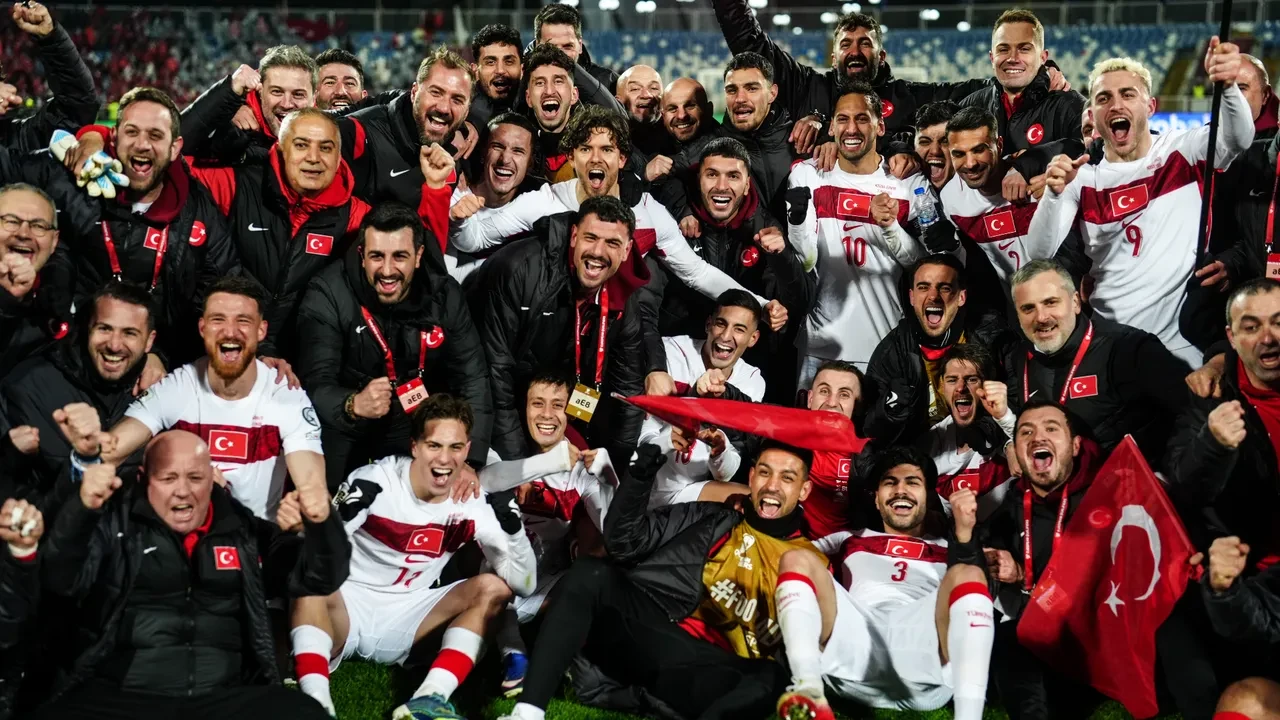 24 yıllık hasret bitti, Türkiye Dünya Kupası yolunda! Dünya basını 'Bizim Çocuklar'ı manşetlerine taşıdı