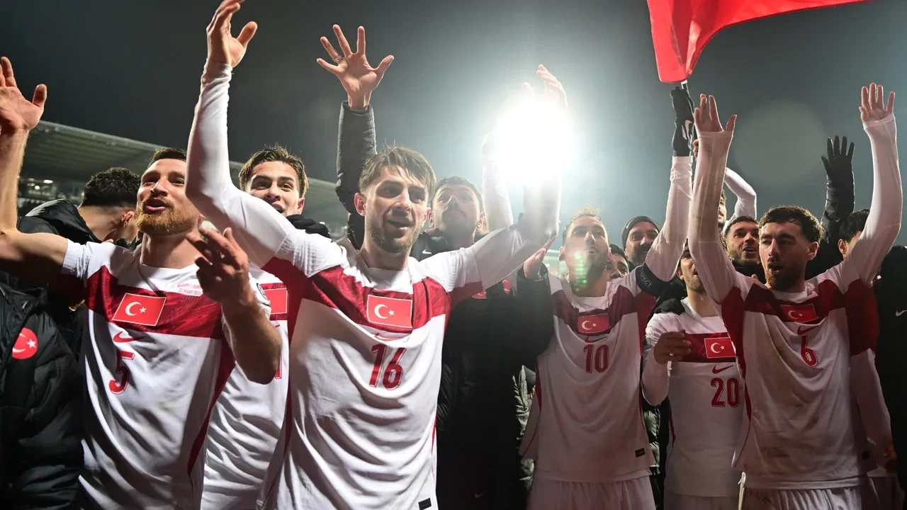 24 yıllık hasret bitti, Türkiye Dünya Kupası yolunda! Dünya basını 'Bizim Çocuklar'ı manşetlerine taşıdı