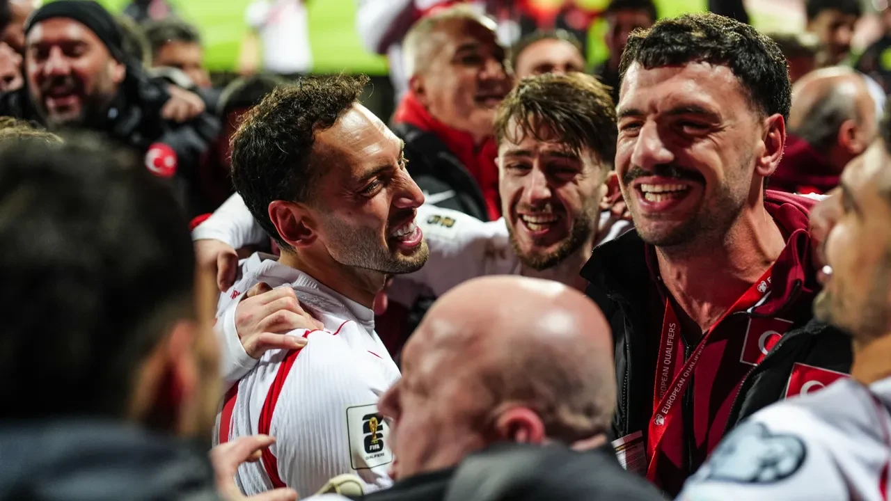 24 yıllık hasret bitti, Türkiye Dünya Kupası yolunda! Dünya basını 'Bizim Çocuklar'ı manşetlerine taşıdı