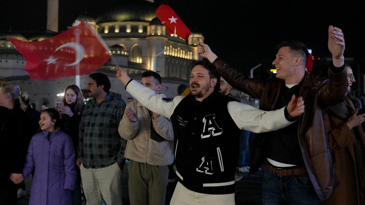 A Milli Takım'ın 24 yıl sonra gelen zaferi sonrası caddeler doldu taştı