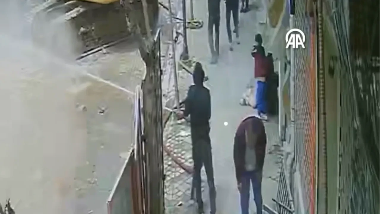 Bina yıkımından kopan beton, kız çocuğunun başına düştü: Annesinin yanında yürürken hayatını kaybetti