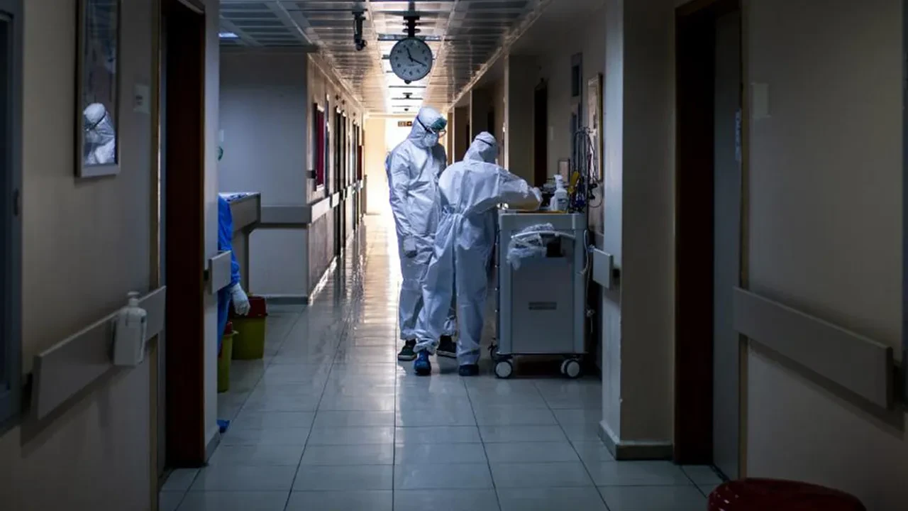 Dünyayı korkutan yeni salgın! Çok sayıda mutasyonu var: İşte Covid türü 'ağustos böceği'nin belirtileri