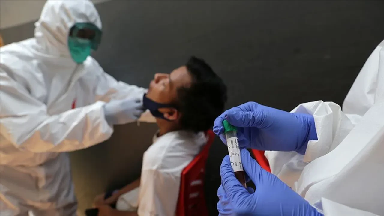 Dünyayı korkutan yeni salgın! Çok sayıda mutasyonu var: İşte Covid türü 'ağustos böceği'nin belirtileri