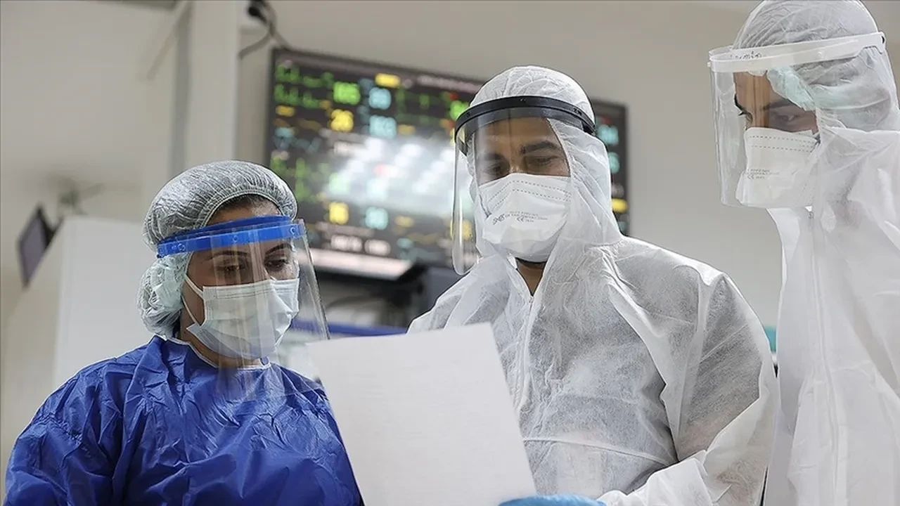 Dünyayı korkutan yeni salgın! Çok sayıda mutasyonu var: İşte Covid türü 'ağustos böceği'nin belirtileri