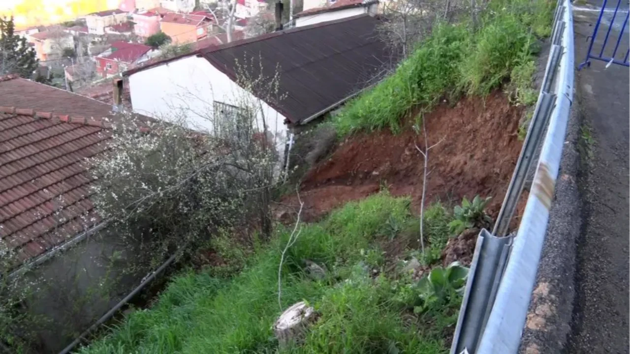 İstanbul'da facianın eşiğinde dönüldü! Toprak kaydı, evin duvarları yıkıldı