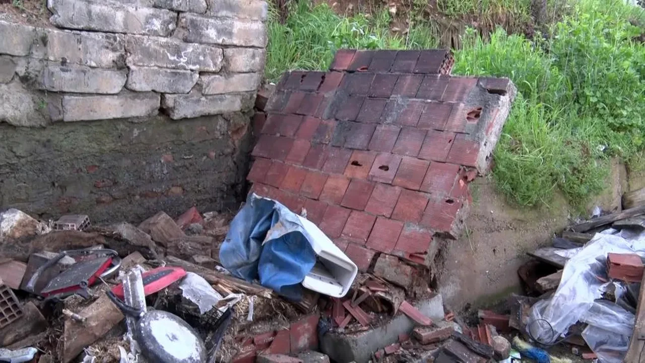 İstanbul'da facianın eşiğinde dönüldü! Toprak kaydı, evin duvarları yıkıldı