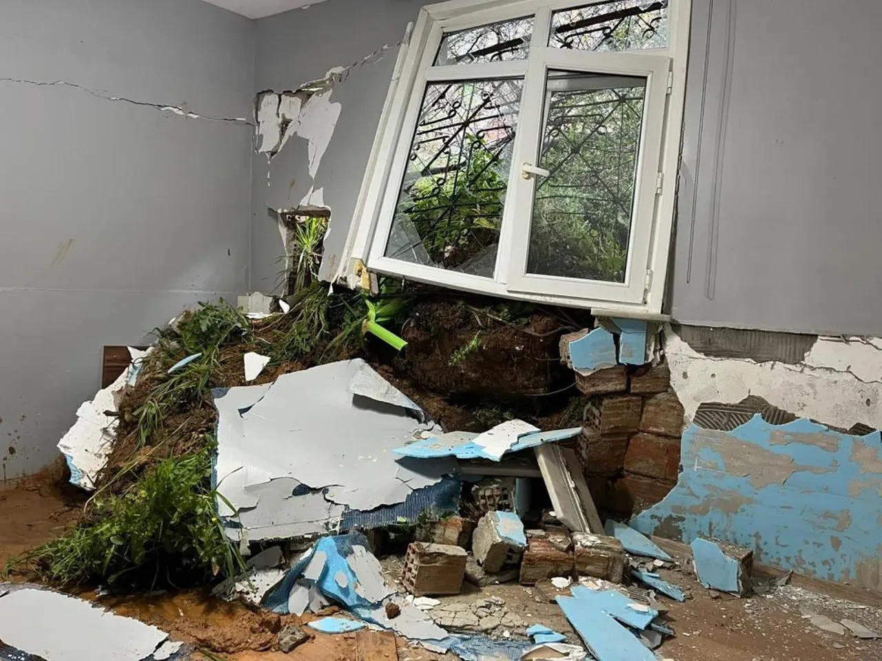 İstanbul'da facianın eşiğinde dönüldü! Toprak kaydı, evin duvarları yıkıldı