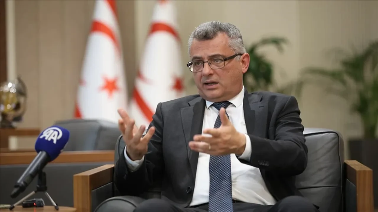 Kıbrıs'ta Türk tarafına çirkin saldırı! Rum tarafından taş ve patlayıcı madde atıldı